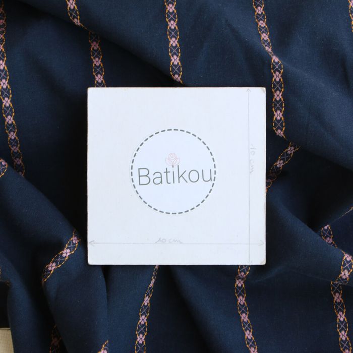 Claire - Voile coton bleu marine jacquard avec petites fleurs roses