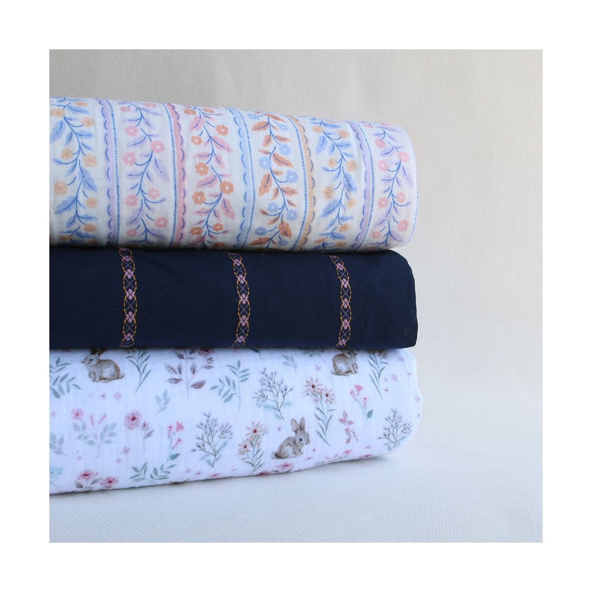 Claire - Voile coton bleu marine jacquard avec petites fleurs roses