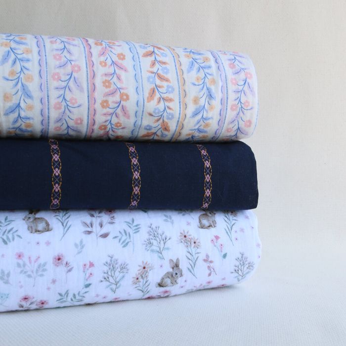 Claire - Voile coton bleu marine jacquard avec petites fleurs roses