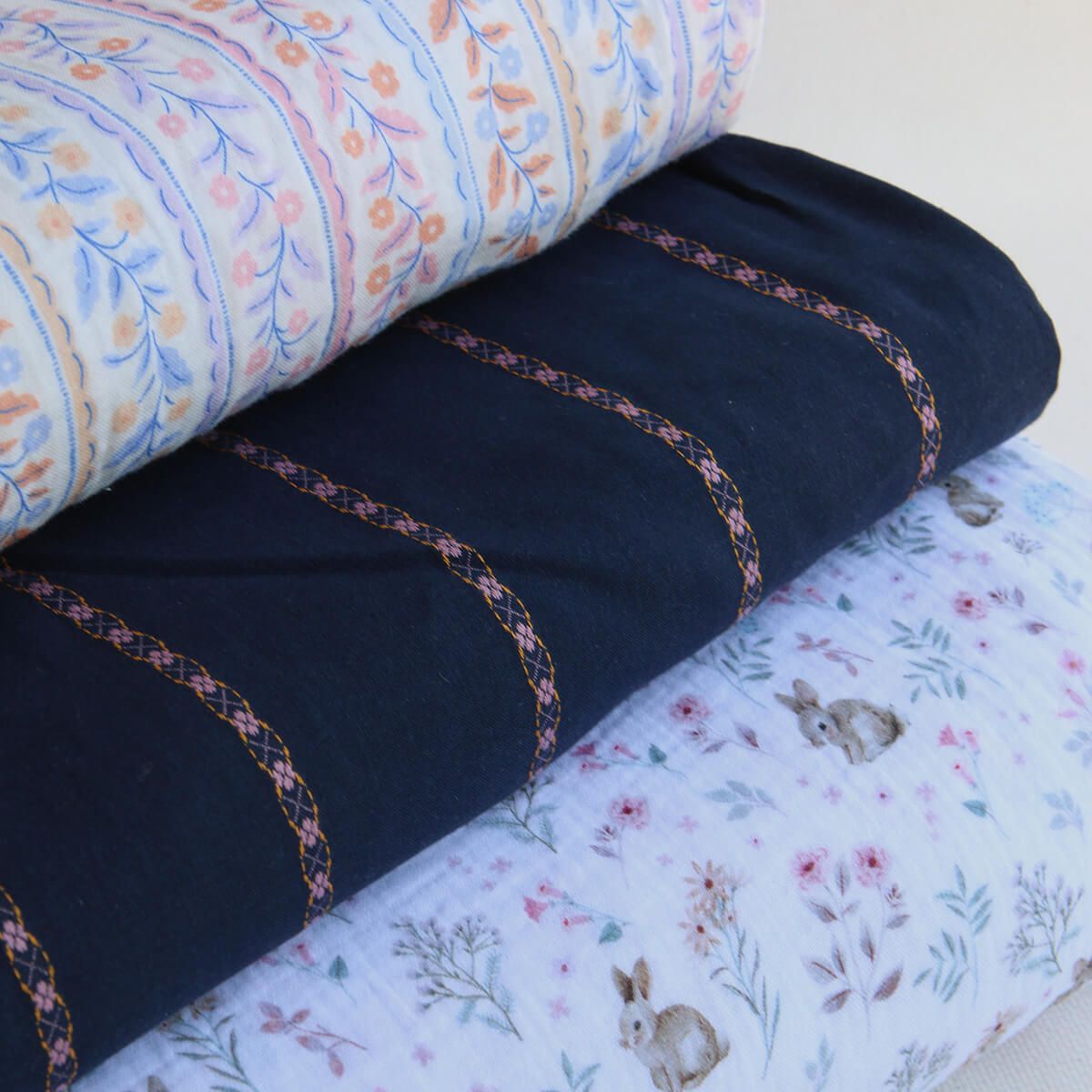 Claire - Voile coton bleu marine jacquard avec petites fleurs roses