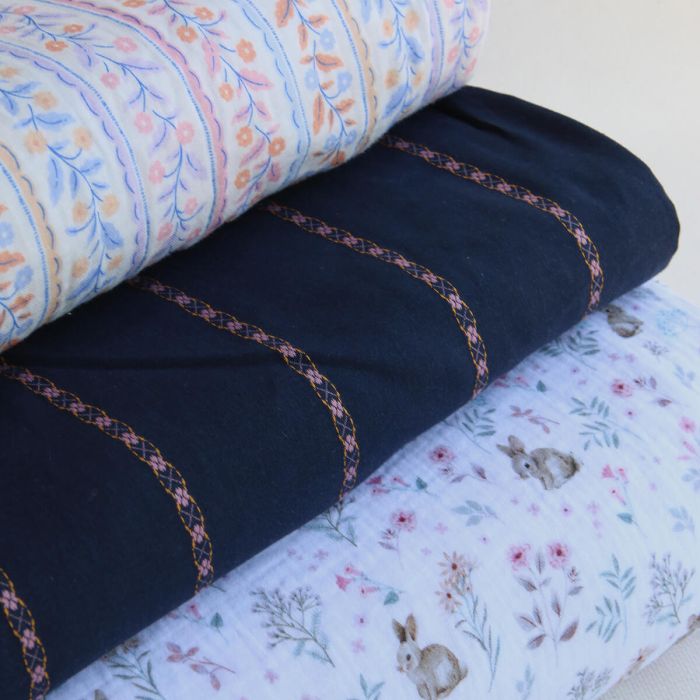 Claire - Voile coton bleu marine jacquard avec petites fleurs roses