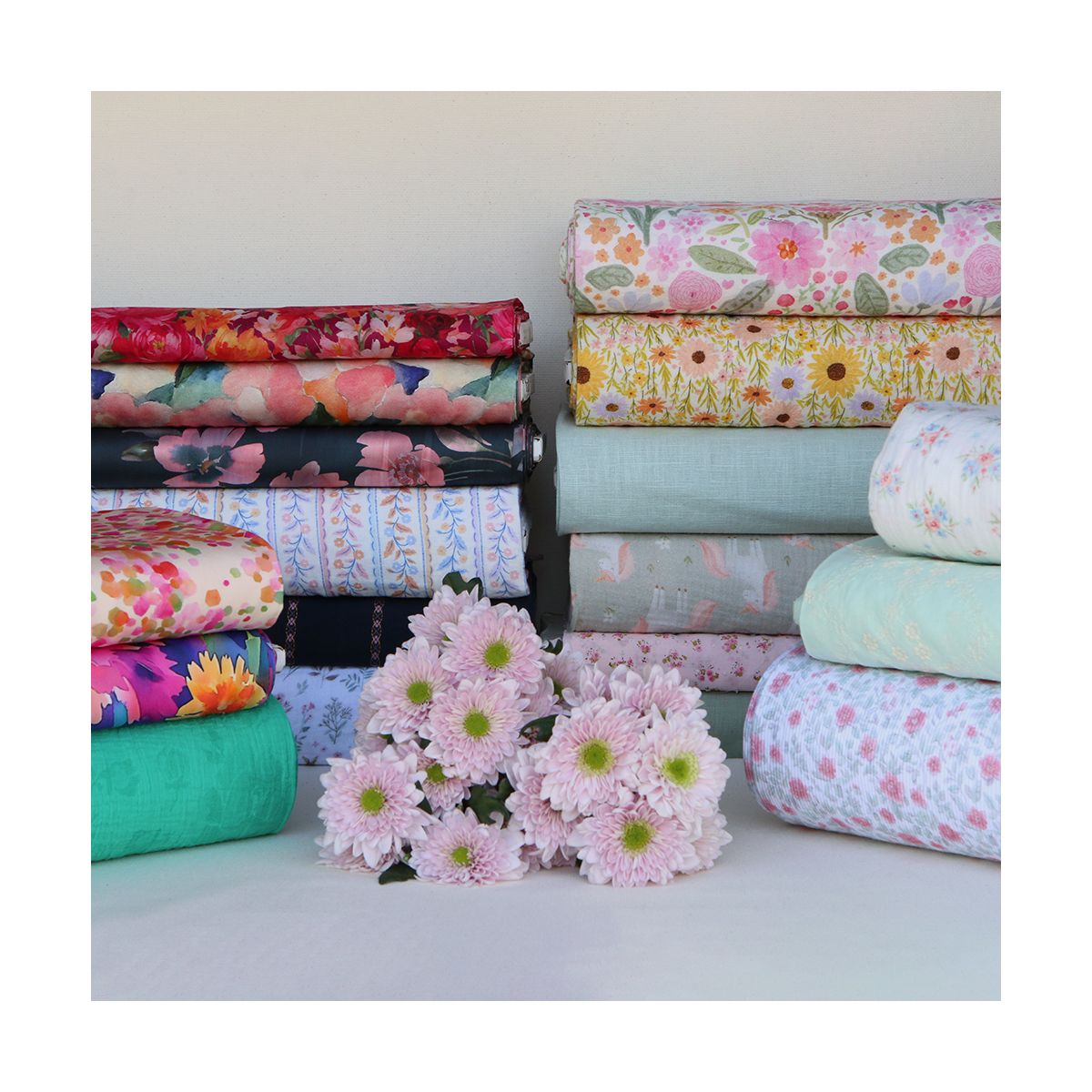 Claire - Voile coton bleu marine jacquard avec petites fleurs roses