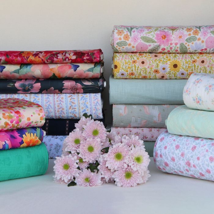 Claire - Voile coton bleu marine jacquard avec petites fleurs roses