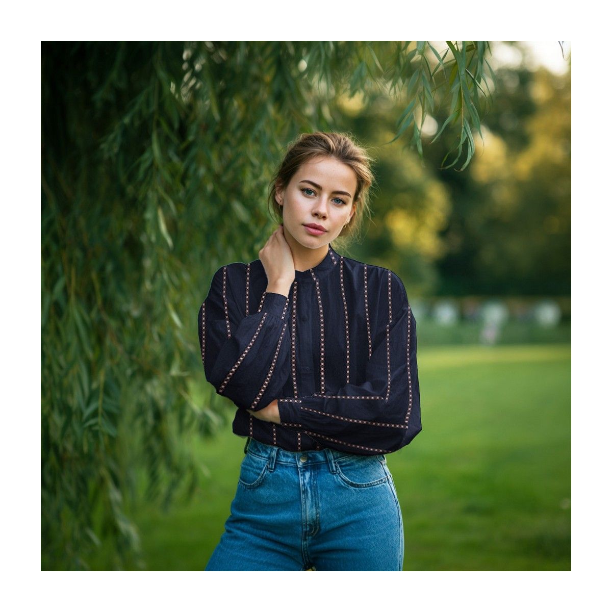 Claire - Voile coton bleu marine jacquard avec petites fleurs roses