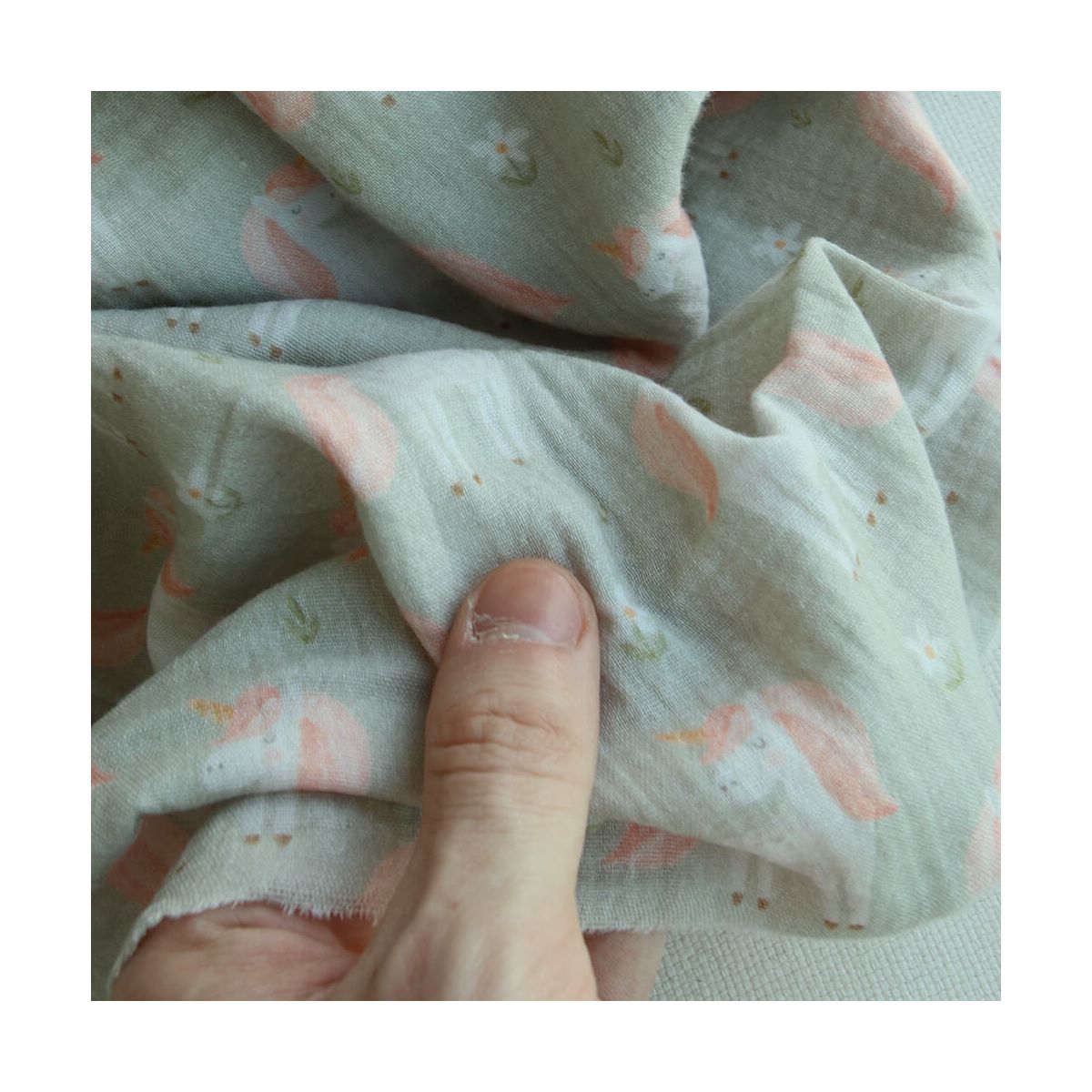 Lilirose - Double gaze de coton fond vert amande tendre imprimé licornes