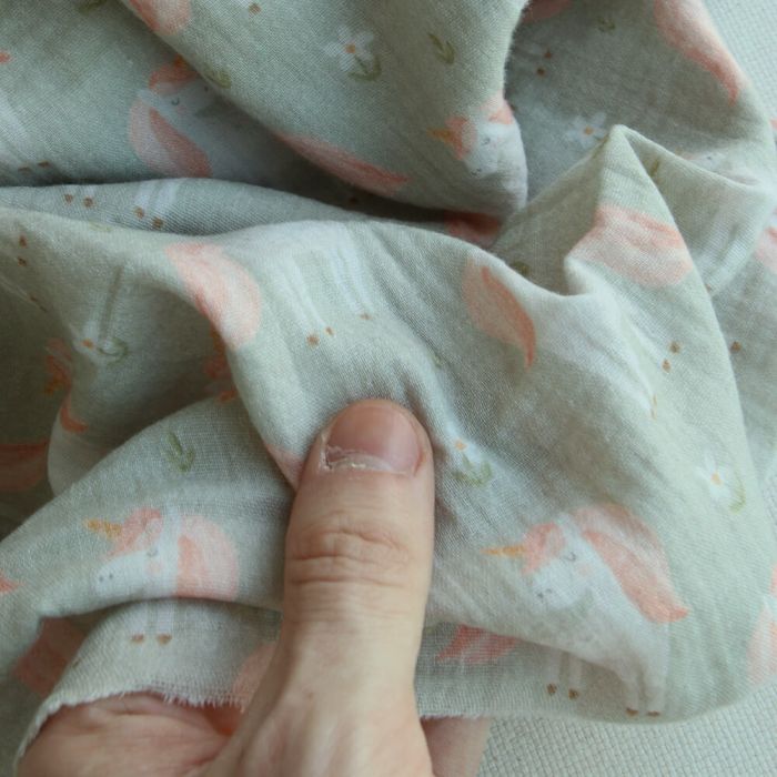 Lilirose - Double gaze de coton fond vert amande tendre imprimé licornes