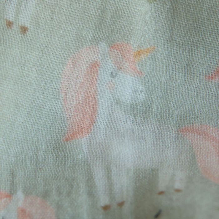 Lilirose - Double gaze de coton fond vert amande tendre imprimé licornes