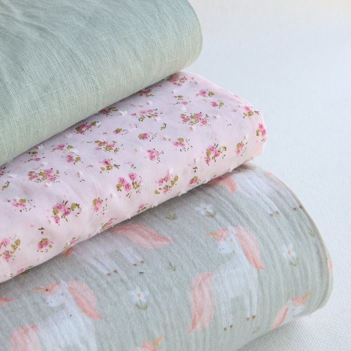 Lilirose - Double gaze de coton fond vert amande tendre imprimé licornes