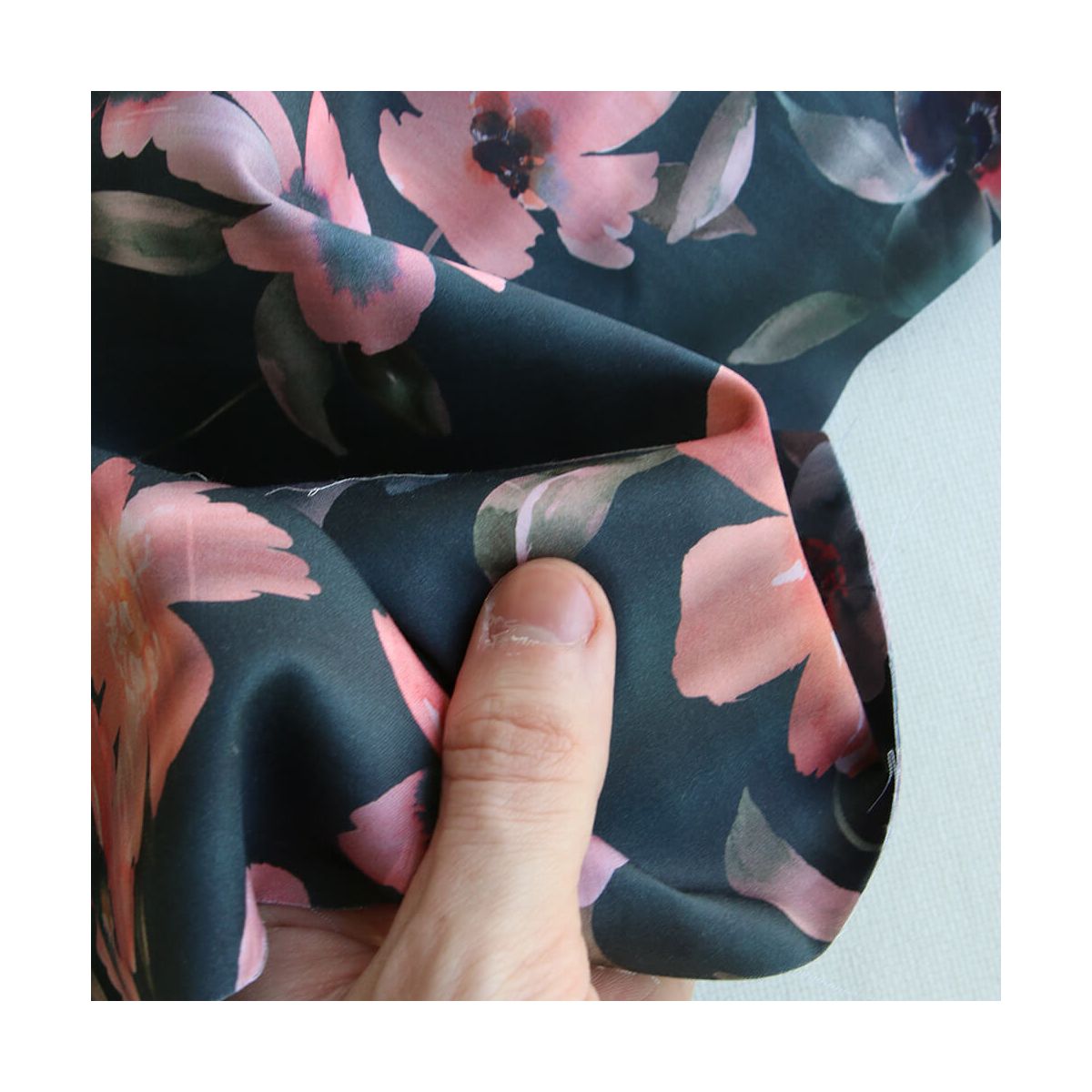 Meline - Coton satiné grandes fleurs aquarelle fond anthracite