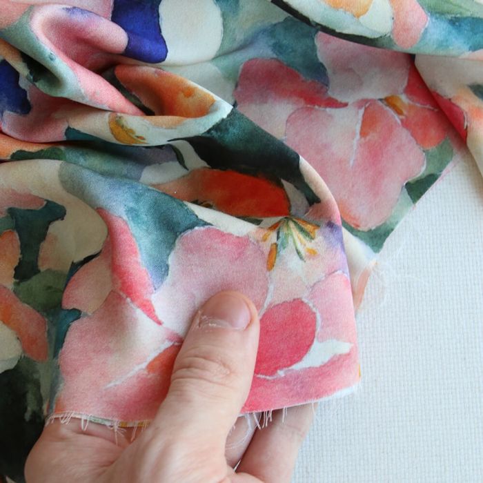 Agathe - Viscose satinée imprimé abstrait vert et pêche