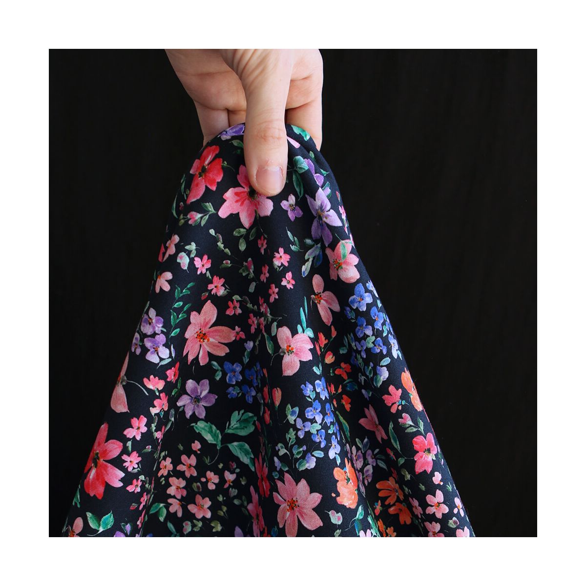 copie de Jersey de coton fleurs denses fond brun foncé