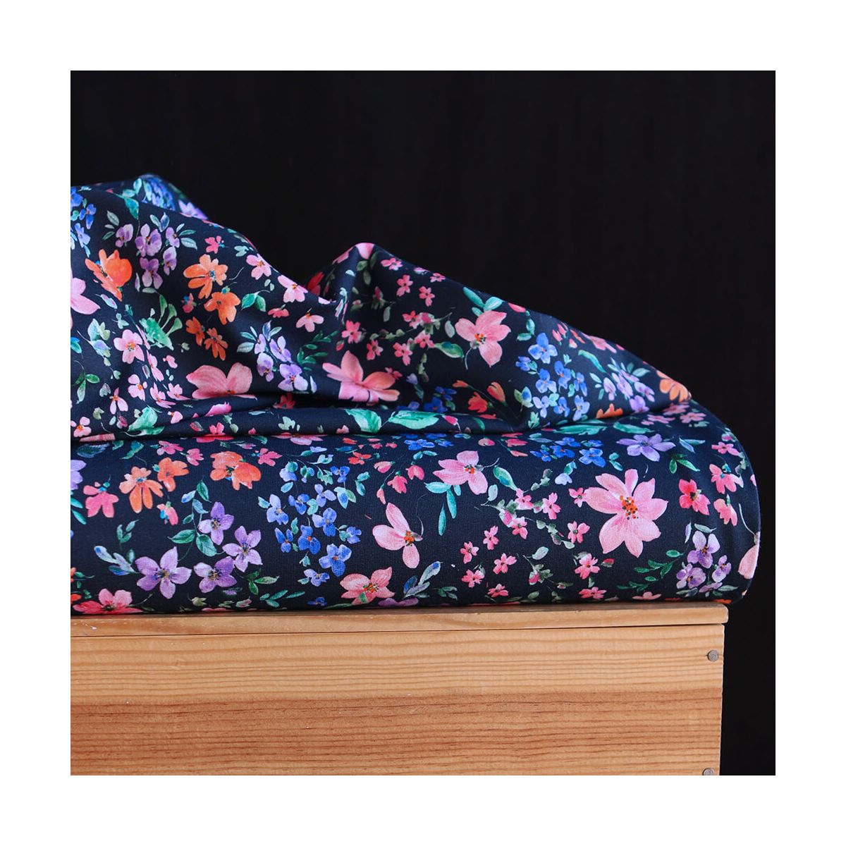 copie de Jersey de coton fleurs denses fond brun foncé