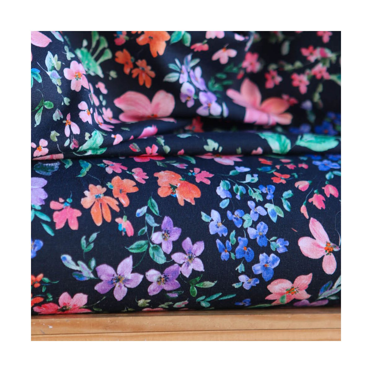 copie de Jersey de coton fleurs denses fond brun foncé