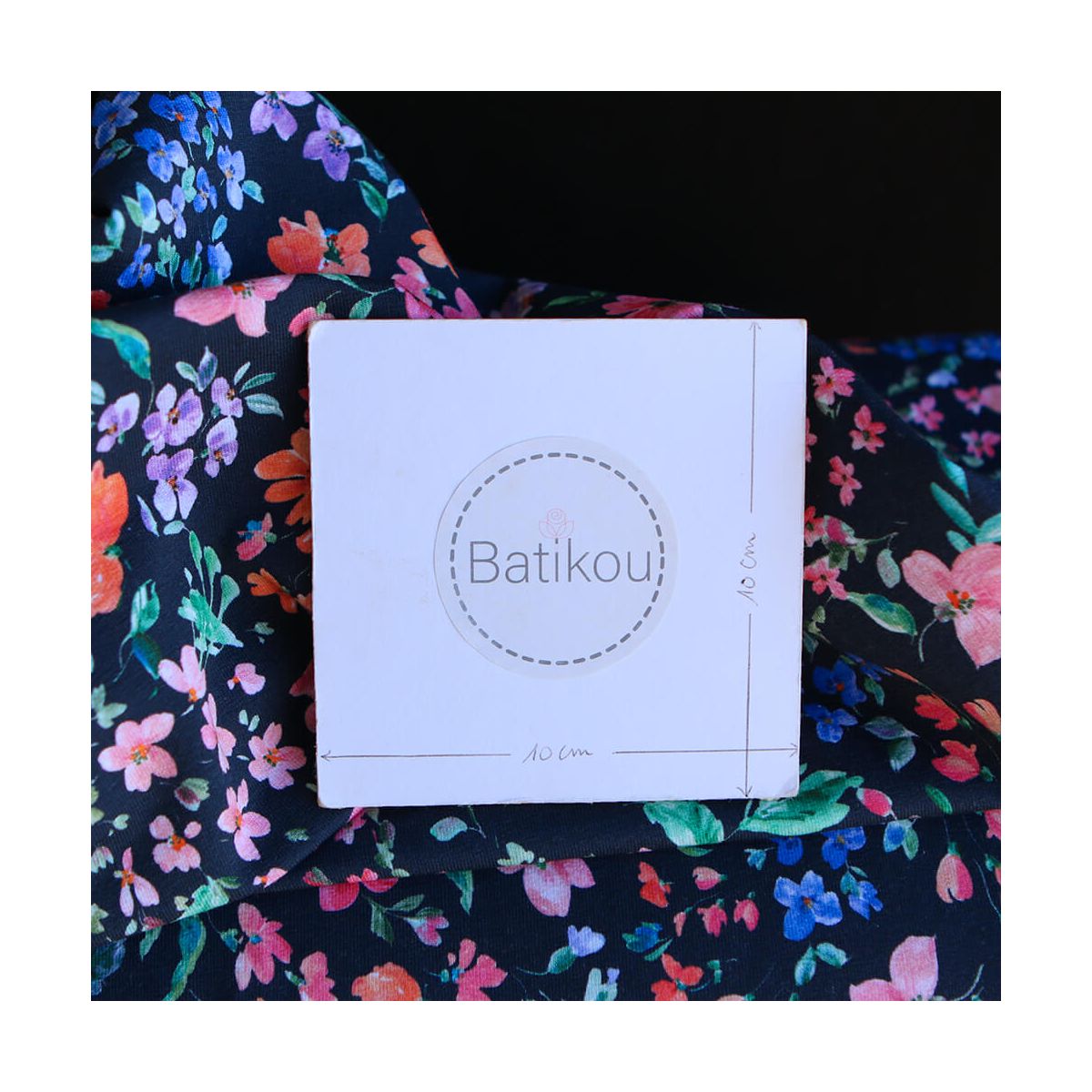 copie de Jersey de coton fleurs denses fond brun foncé