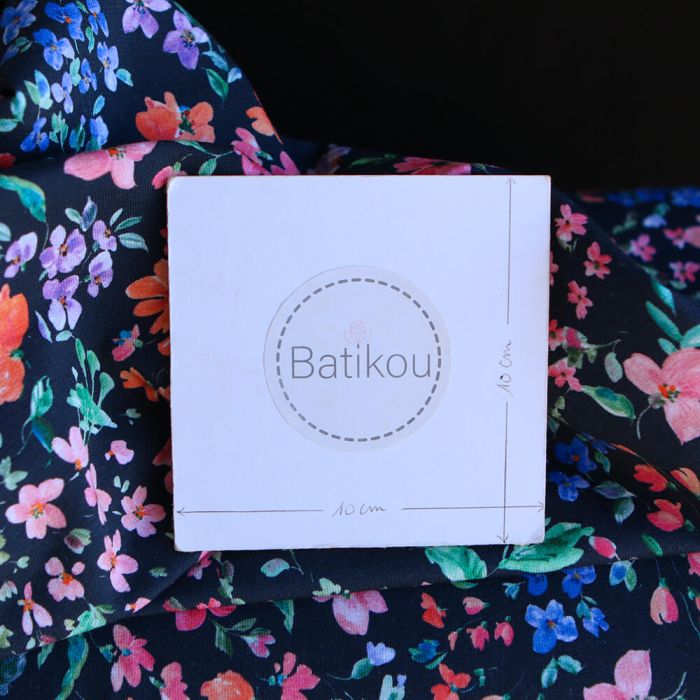 copie de Jersey de coton fleurs denses fond brun foncé