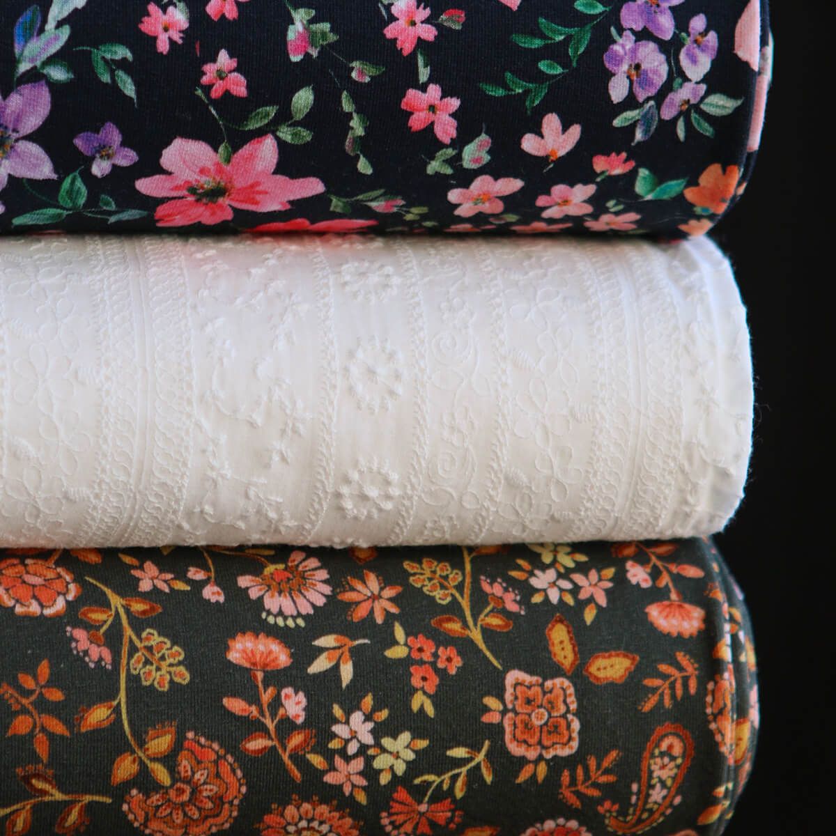 copie de Jersey de coton fleurs denses fond brun foncé