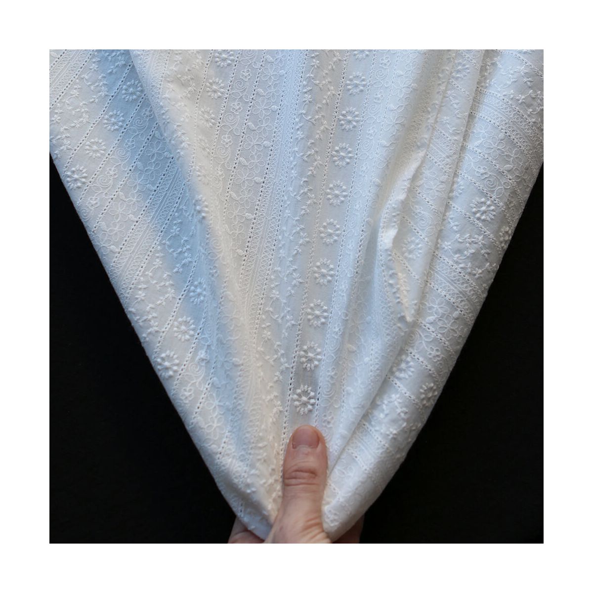 Lalie - Voile de coton blanc lait broderies bandes fleuries