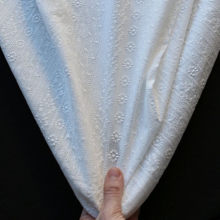 Lalie - Voile de coton blanc lait broderies bandes fleuries