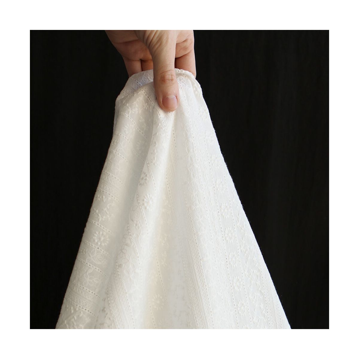 Lalie - Voile de coton blanc lait broderies bandes fleuries