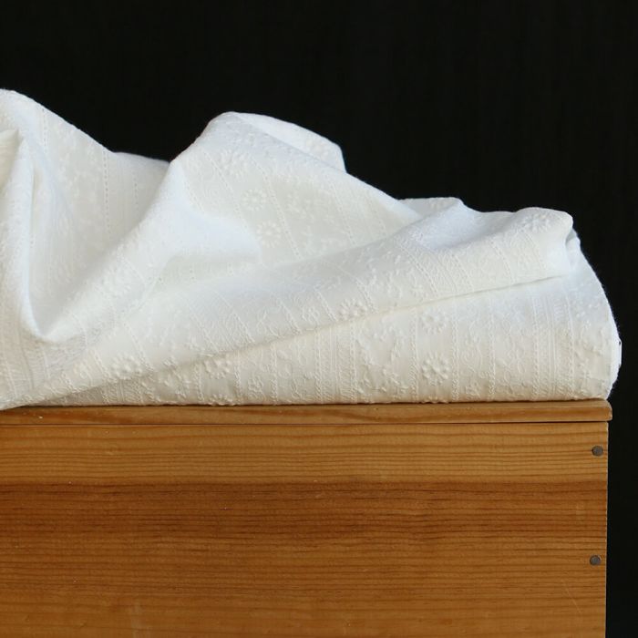 Lalie - Voile de coton blanc lait broderies bandes fleuries