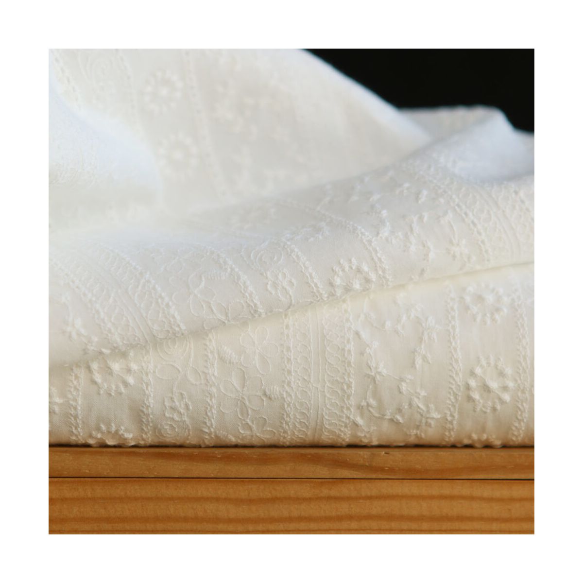 Lalie - Voile de coton blanc lait broderies bandes fleuries