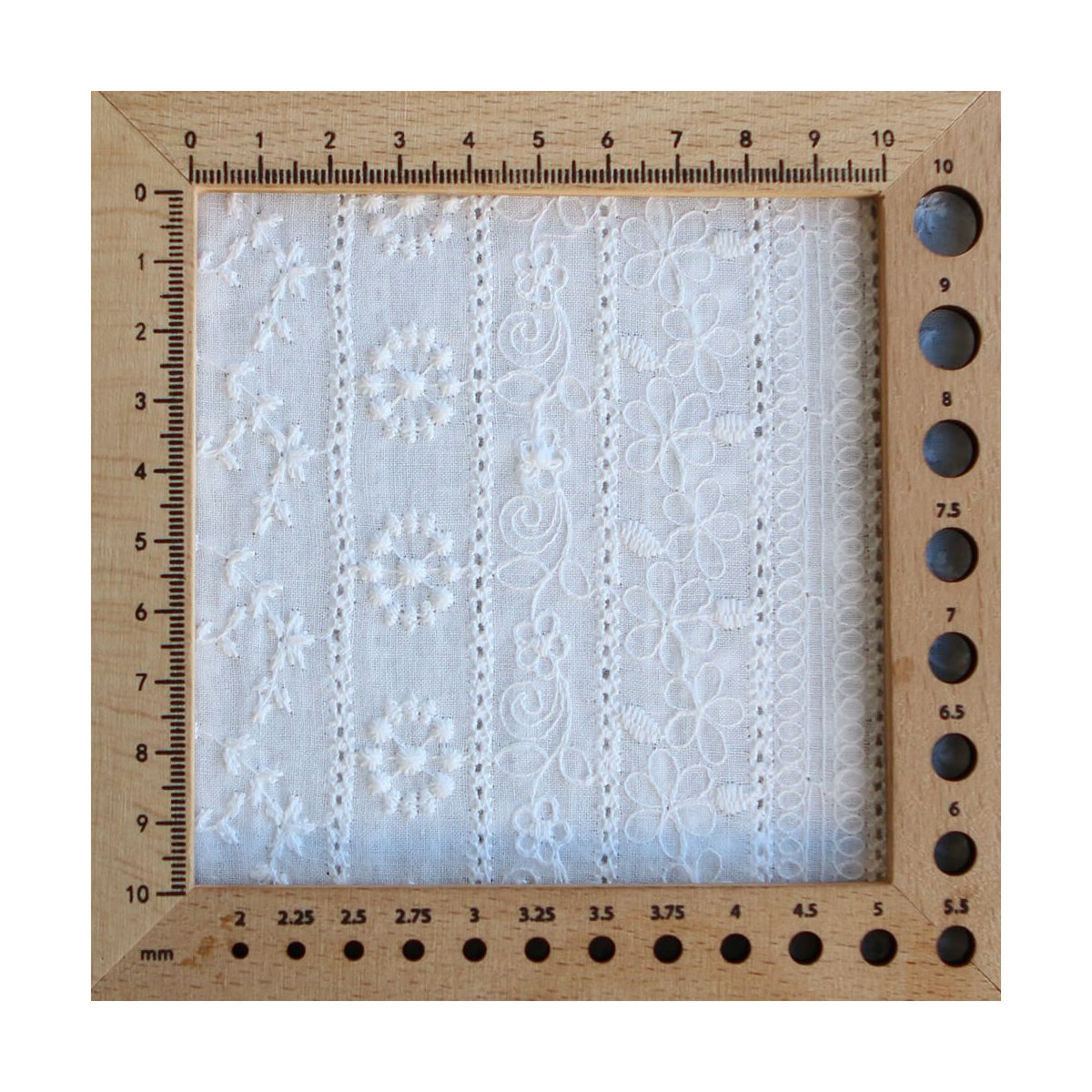 Lalie - Voile de coton blanc lait broderies bandes fleuries