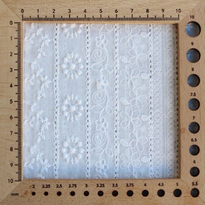 Lalie - Voile de coton blanc lait broderies bandes fleuries