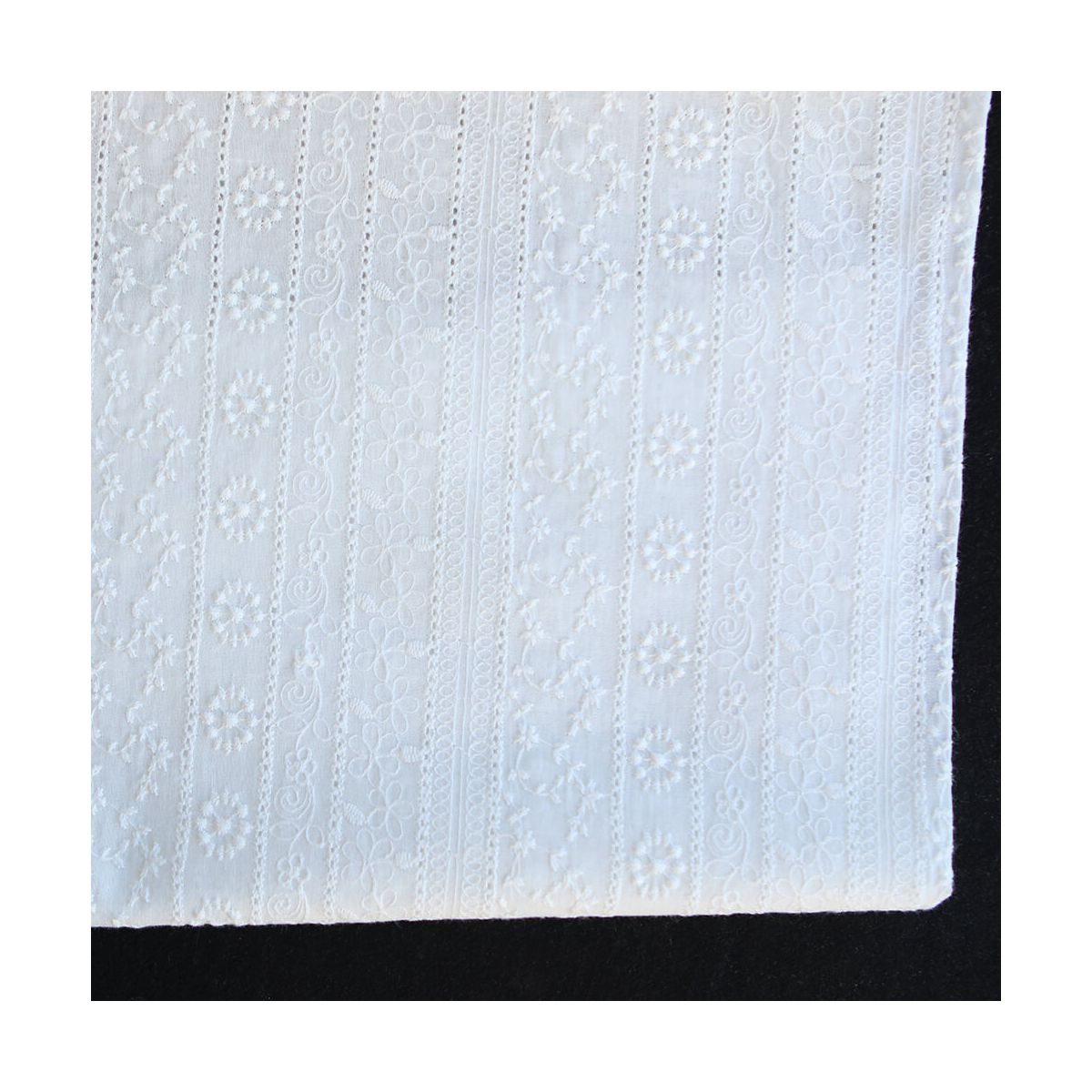 Lalie - Voile de coton blanc lait broderies bandes fleuries