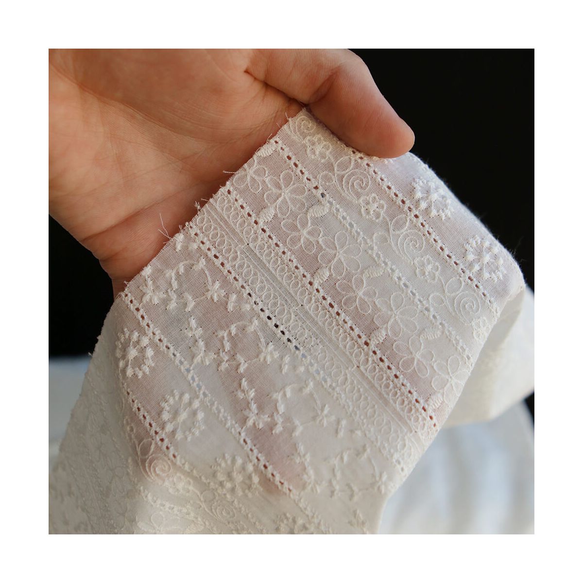 Lalie - Voile de coton blanc lait broderies bandes fleuries