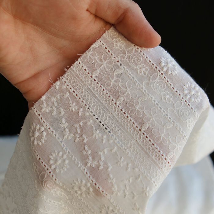 Lalie - Voile de coton blanc lait broderies bandes fleuries