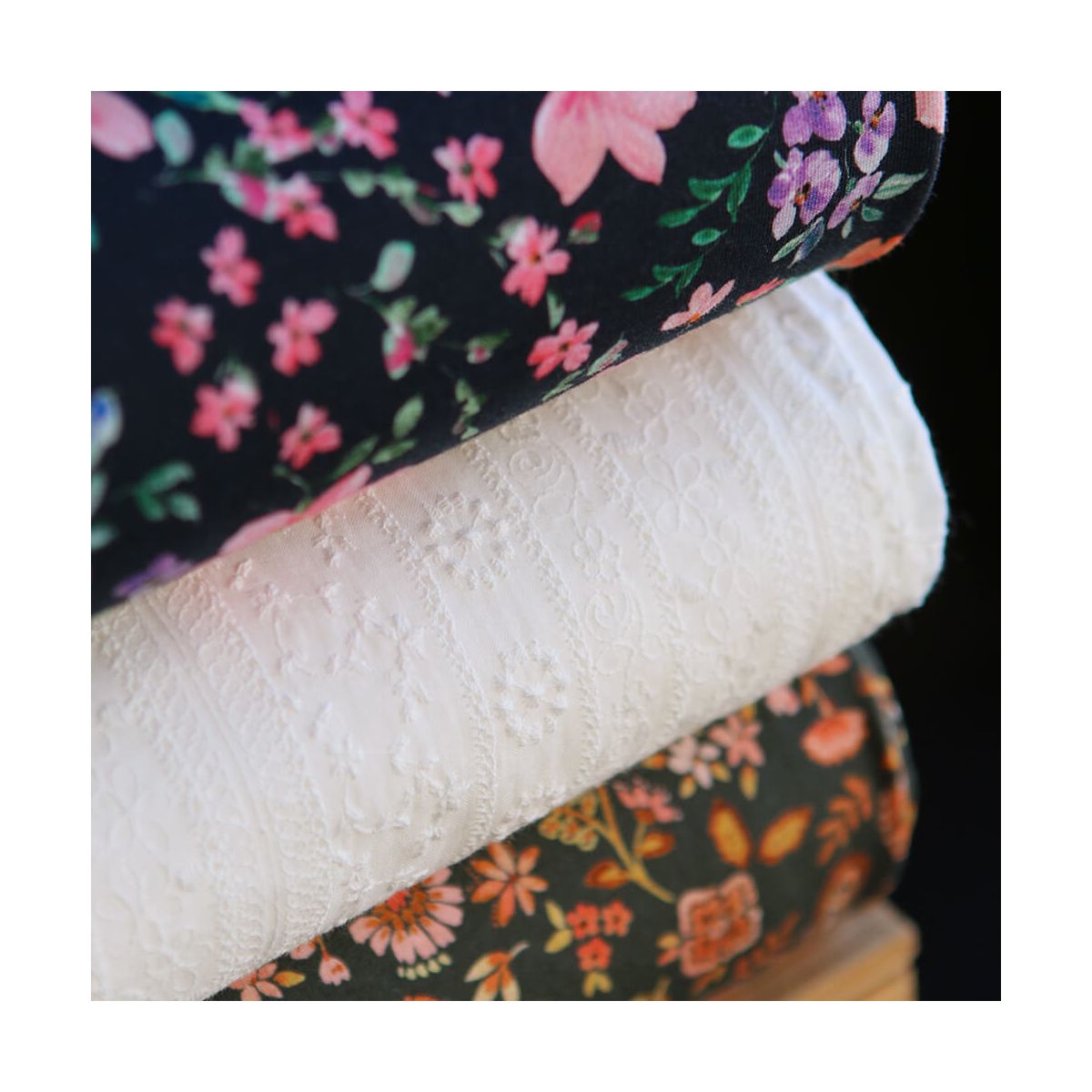 Lalie - Voile de coton blanc lait broderies bandes fleuries