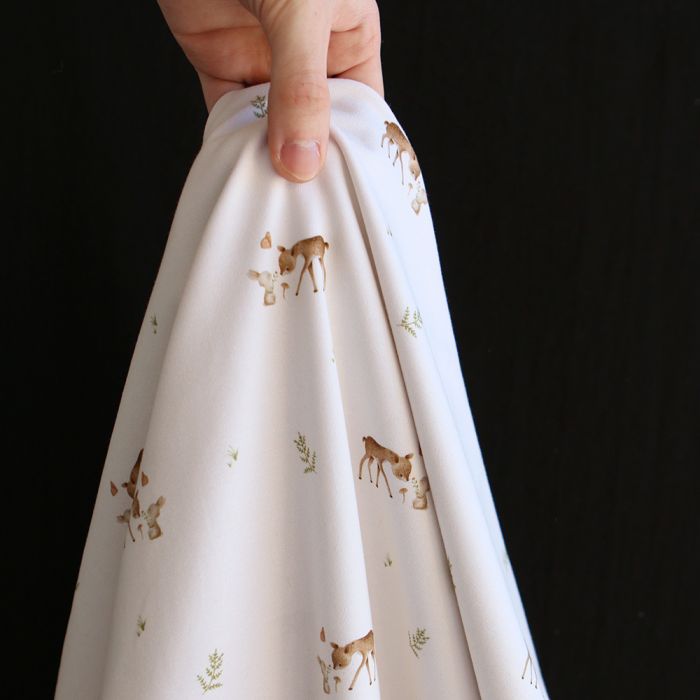 Jersey de coton fond blanc lait imprimé petites biches et lapins