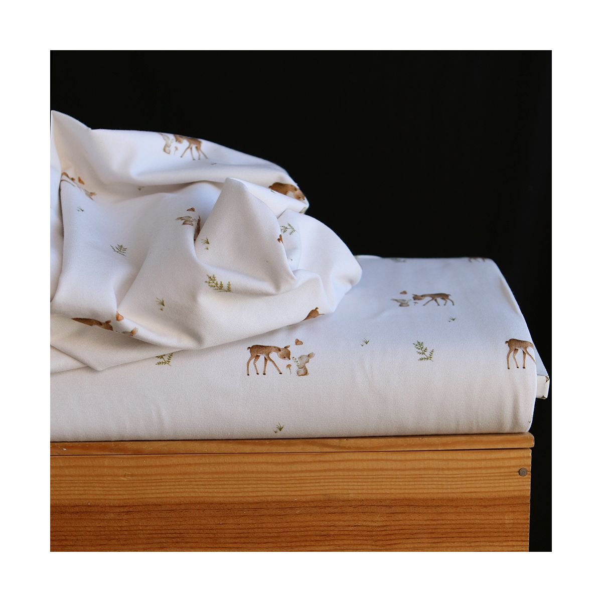 Jersey de coton fond blanc lait imprimé petites biches et lapins