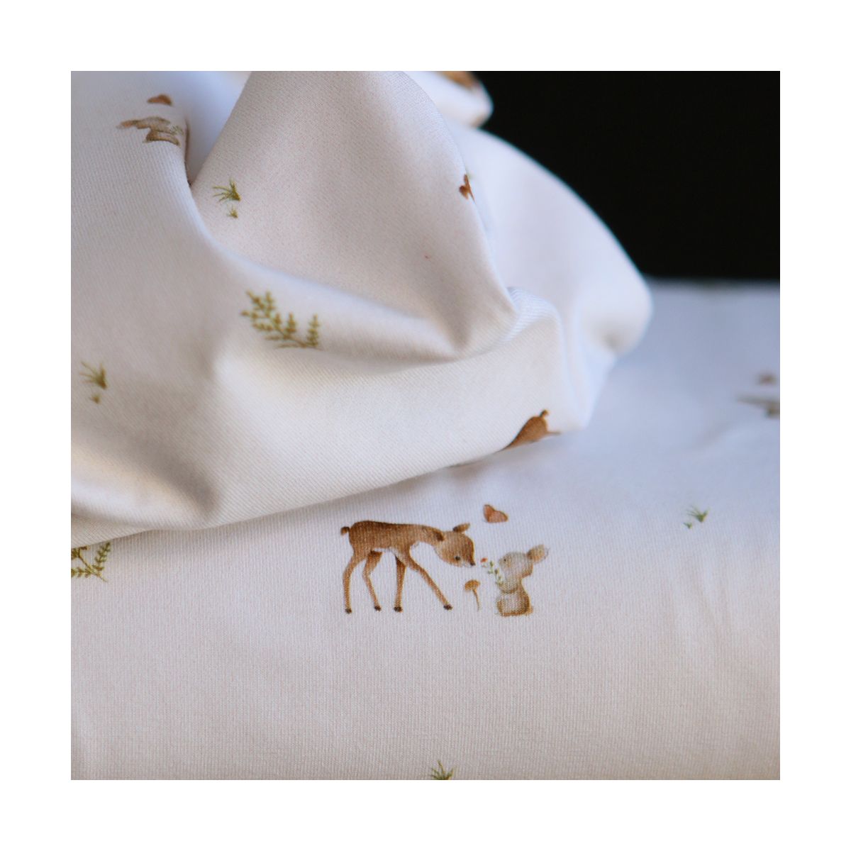 Jersey de coton fond blanc lait imprimé petites biches et lapins