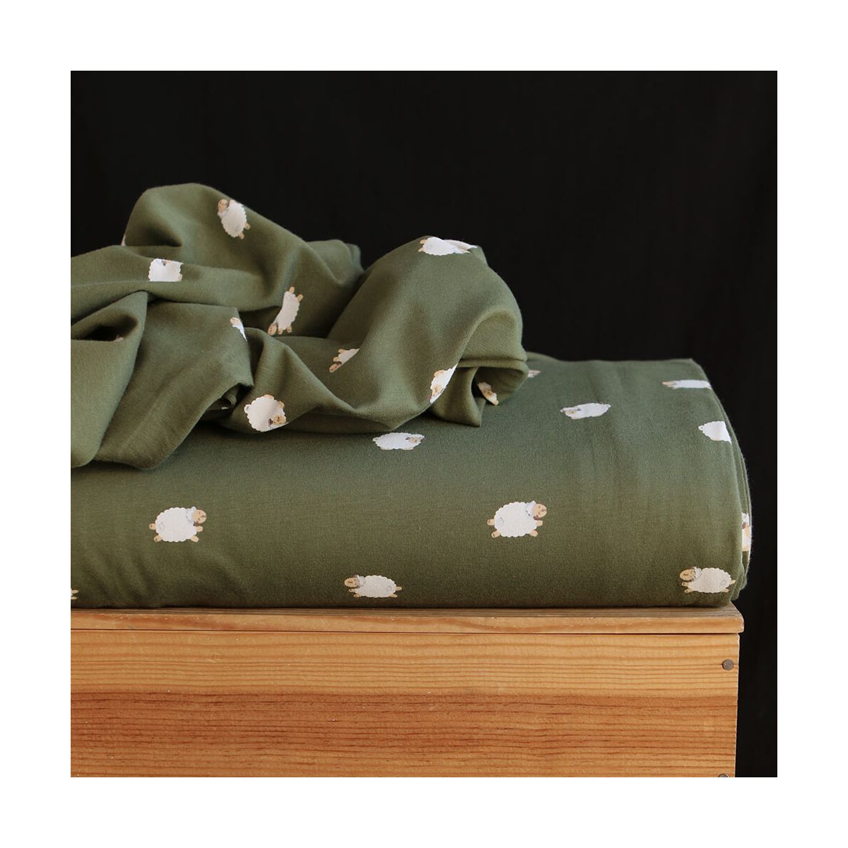 Jersey de coton fond vert olive imprimé petits moutons