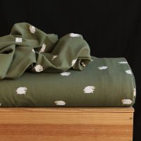 Jersey de coton fond vert olive imprimé petits moutons