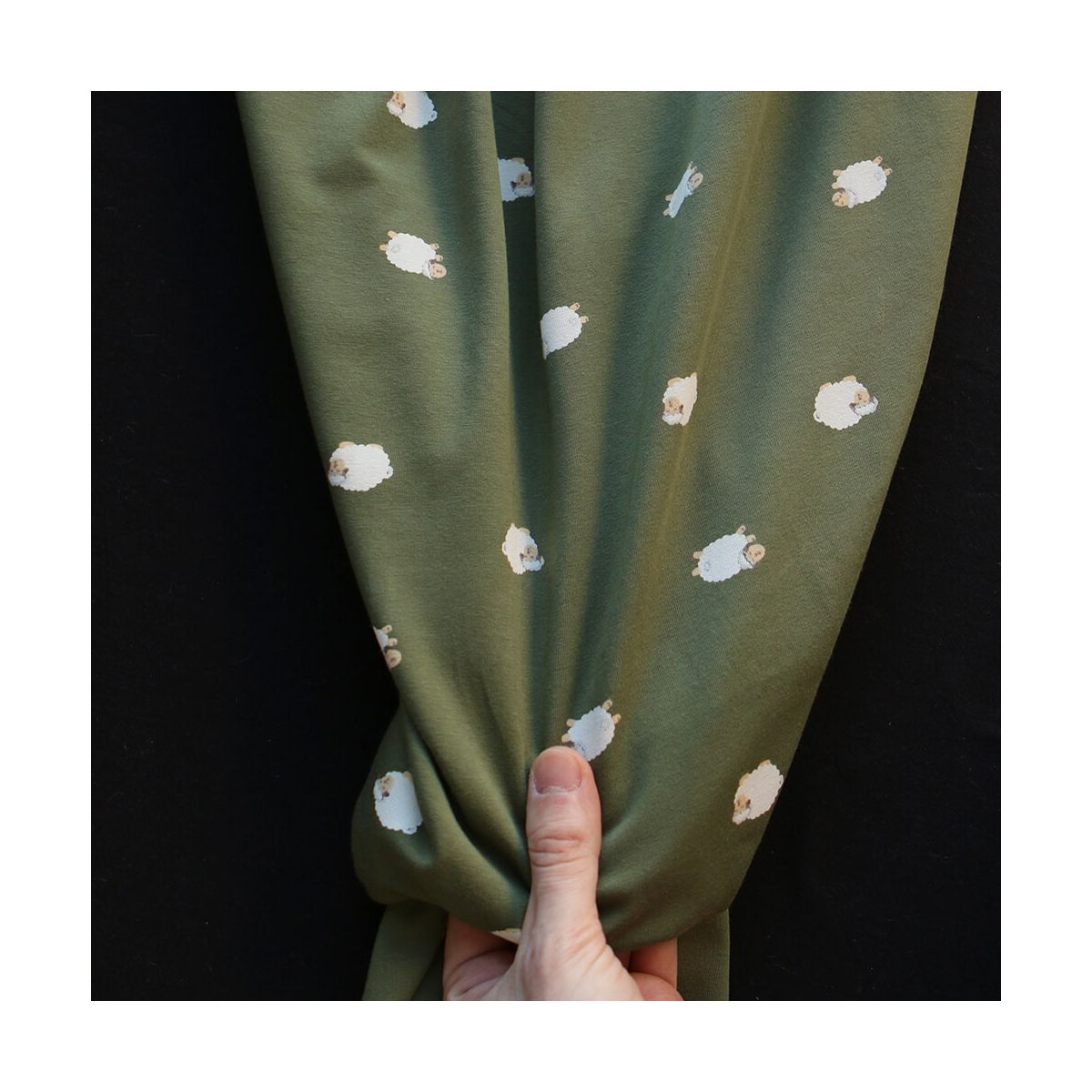 Jersey de coton fond vert olive imprimé petits moutons