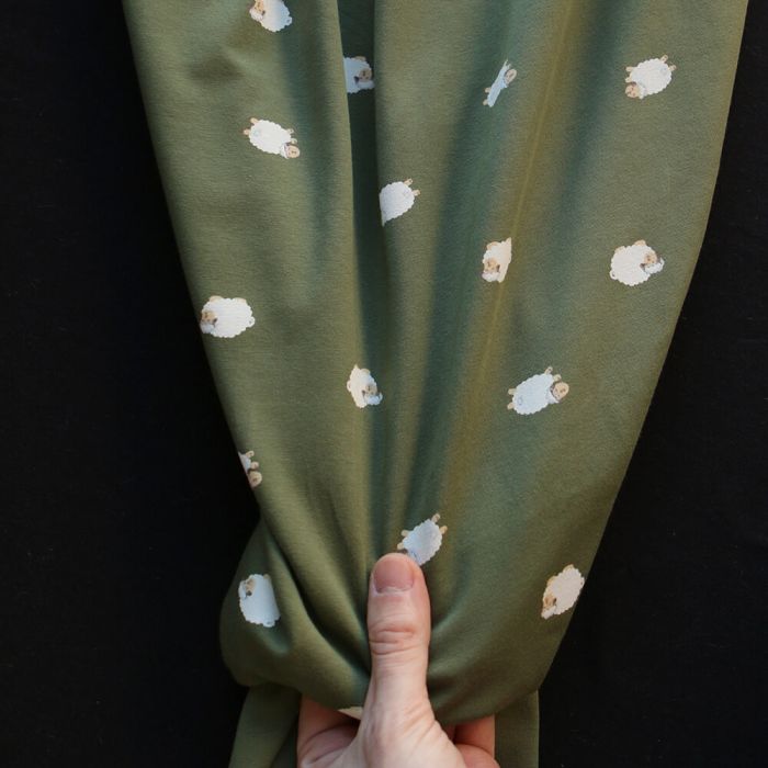Jersey de coton fond vert olive imprimé petits moutons