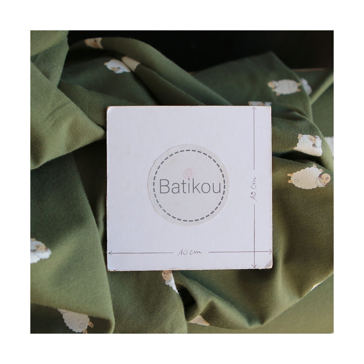 Jersey de coton fond vert olive imprimé petits moutons