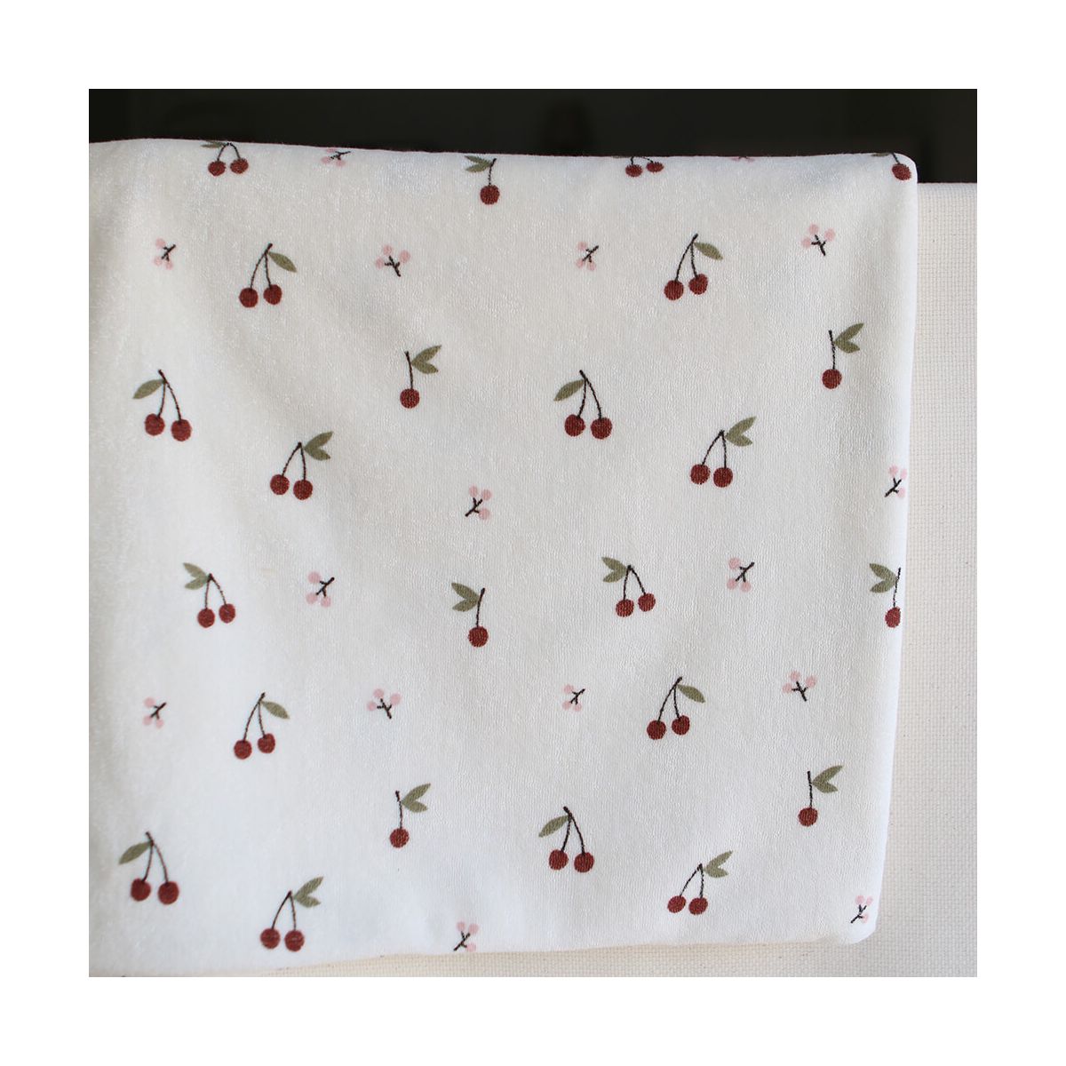 Jersey de coton fond blanc lait imprimé cerises