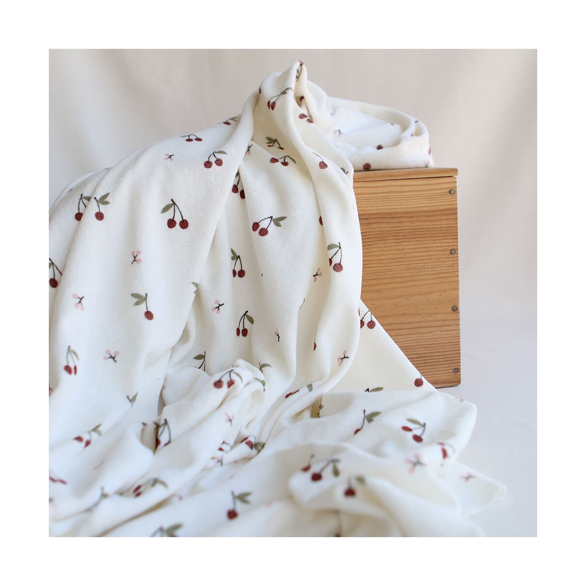 Jersey de coton fond blanc lait imprimé cerises