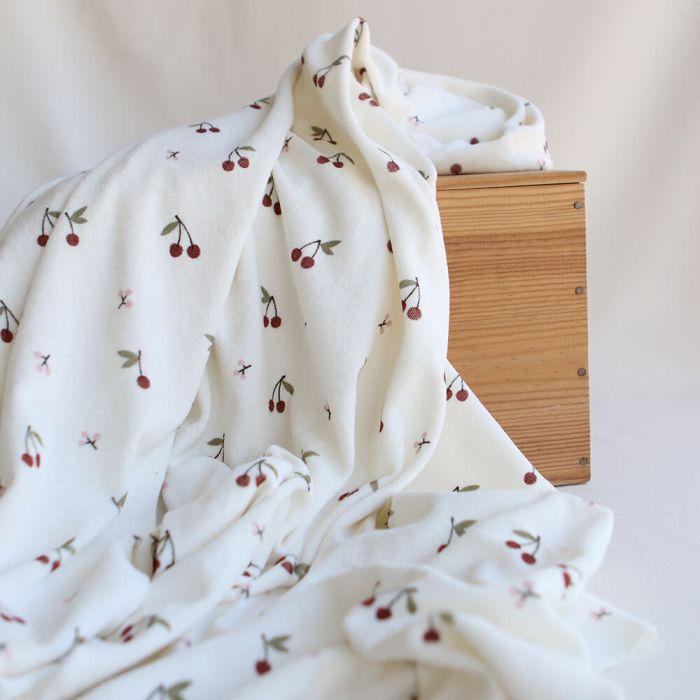 Jersey de coton fond blanc lait imprimé cerises