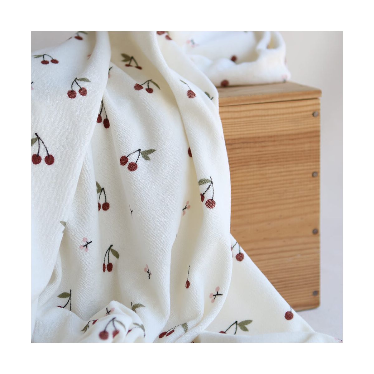 Jersey de coton fond blanc lait imprimé cerises