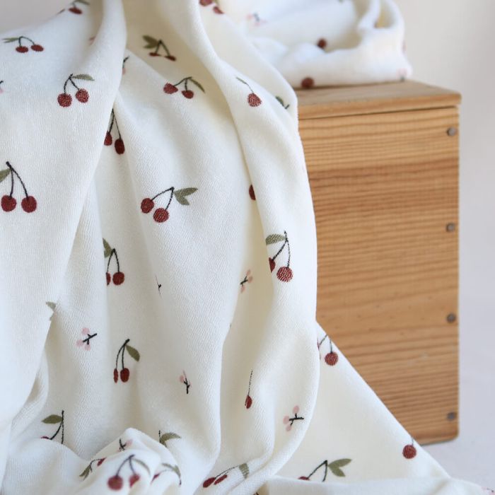 Jersey de coton fond blanc lait imprimé cerises