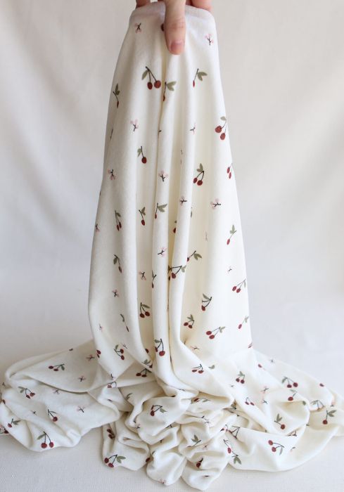 Jersey de coton fond blanc lait imprimé cerises