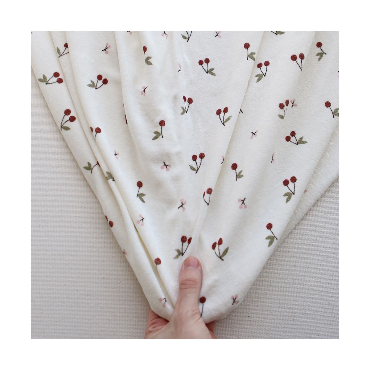 Jersey de coton fond blanc lait imprimé cerises