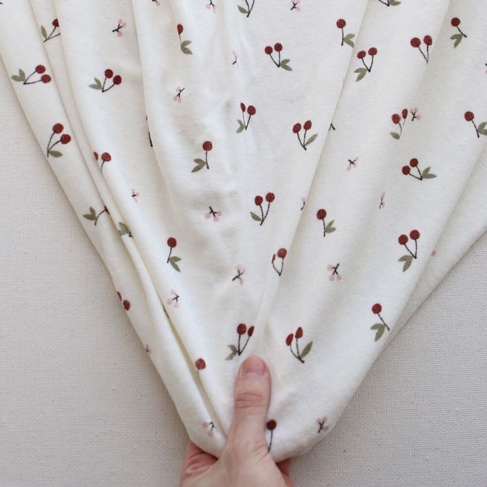 Jersey de coton fond blanc lait imprimé cerises