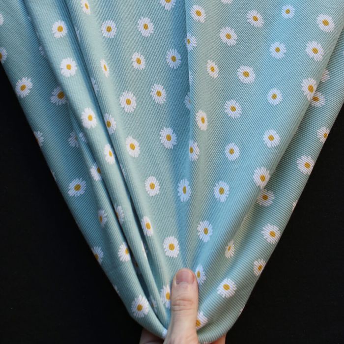 Jersey coton côtes fines à motif marguerites sur fond vert tendre