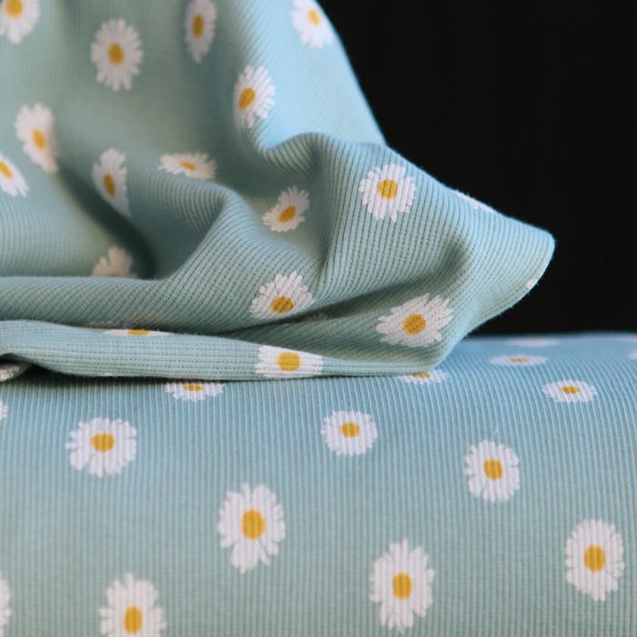 Jersey coton côtes fines à motif marguerites sur fond vert tendre