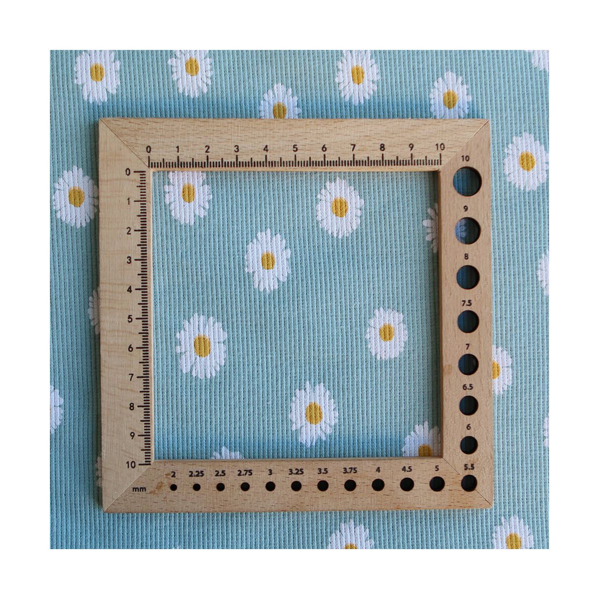 Jersey coton côtes fines à motif marguerites sur fond vert tendre